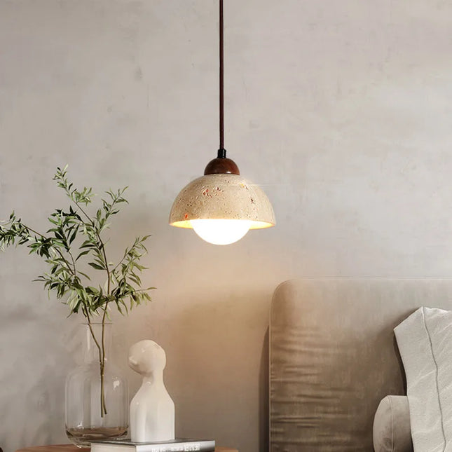 Suspension en pierre de travertin minimaliste suspendue dans un salon