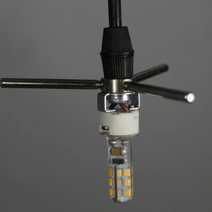 Détail de la douille et de l'ampoule LED G4 fournie de la suspension pierre en verre