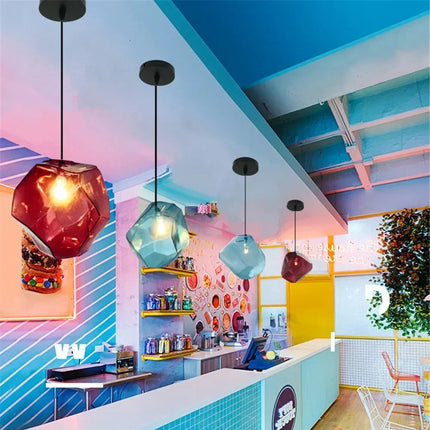 Suspensions pierre en verre colorées au-dessus du comptoir d'un restaurant graphique