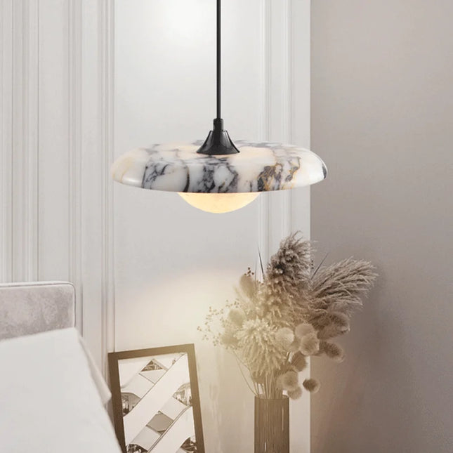 Suspension Plate en marbre allumée dans une chambre feutrée près d un bouquet de pampa