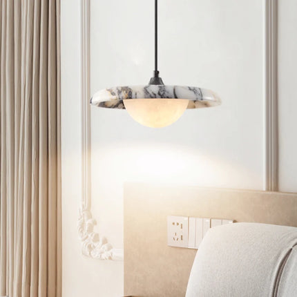 Suspension Plate en marbre veiné suspendue au dessus d un chevet dans une chambre nordique