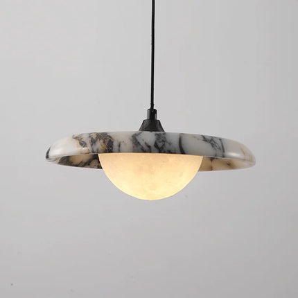 Suspension Plate en marbre veiné avec diffuseur opalin, vue packshot sur fond clair