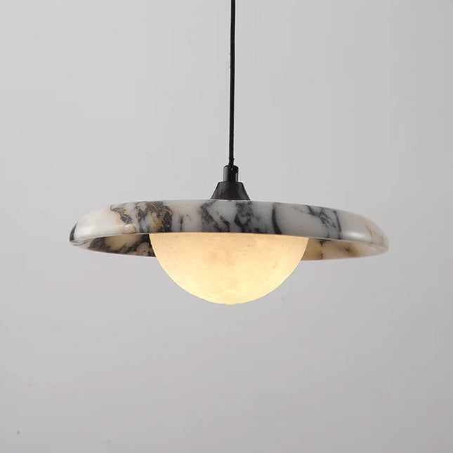 Suspension Plate en marbre veiné avec diffuseur opalin, vue packshot sur fond clair