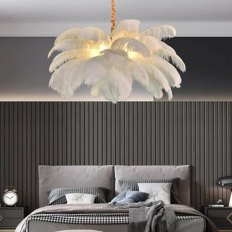 Suspension nordique design avec plumes et ampoules E14, apportant une lumière douce et chaleureuse.