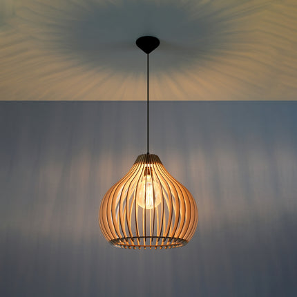 Suspension Poire en Bois allumée, lumière filtrant à travers les lattes de bois