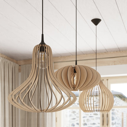 Détail de la suspension Poire en Bois aux côtés d'autres suspensions en bois sculpté de la collection
