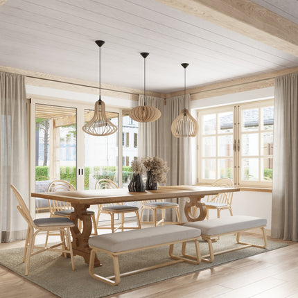 Vue d'ensemble d'une salle à manger éclairée par des suspensions en bois sculpté, dont la Poire en Bois