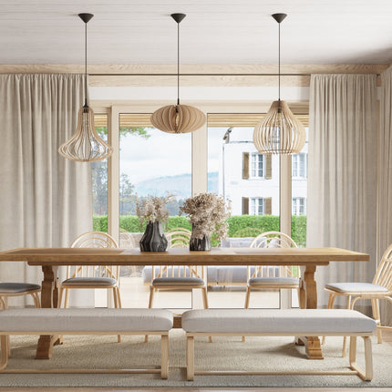 Suspension Poire en Bois au-dessus d'une table à manger, aux côtés d'autres suspensions en bois sculpté