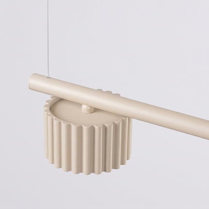 Suspension poutre 4 spots Aura beige, vue sur fond coloré