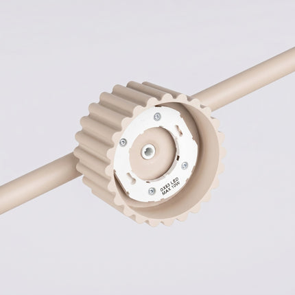 Suspension poutre 4 spots Aura beige, détail des cannelures