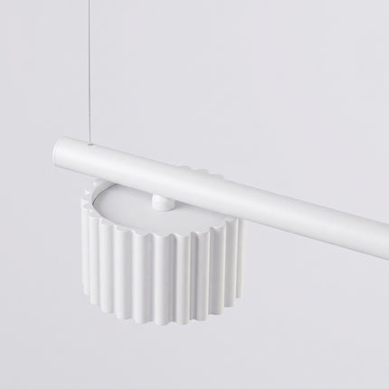 Suspension poutre 4 spots Aura blanc, vue sur fond coloré