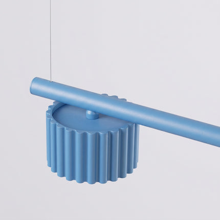 Suspension poutre 4 spots Aura bleu azur, vue sur fond coloré