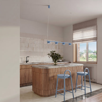 Suspension poutre 4 spots Aura bleu azur, au-dessus d'un plan de travail