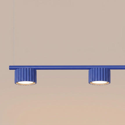 Suspension poutre 4 spots Aura bleu outremer, packshot de trois quarts
