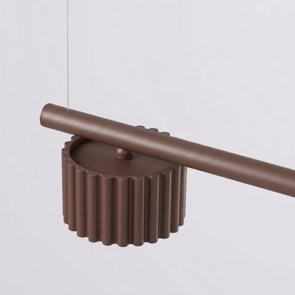 Suspension poutre 4 spots Aura brun chocolat, vue sur fond coloré