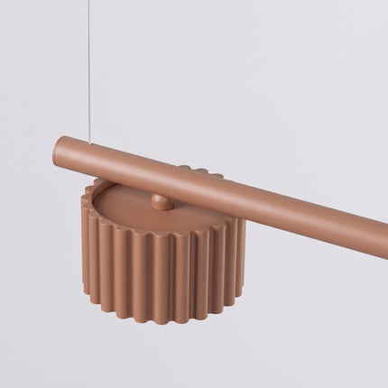 Suspension poutre 4 spots Aura moka, vue sur fond coloré