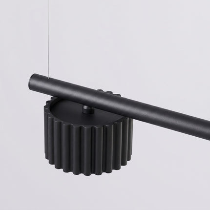 Suspension poutre 4 spots Aura noir, vue sur fond coloré