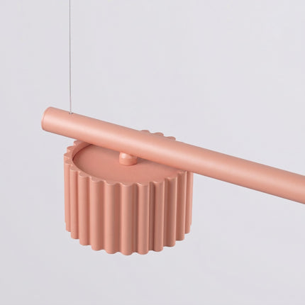 Suspension poutre 4 spots Aura pêche, vue sur fond coloré