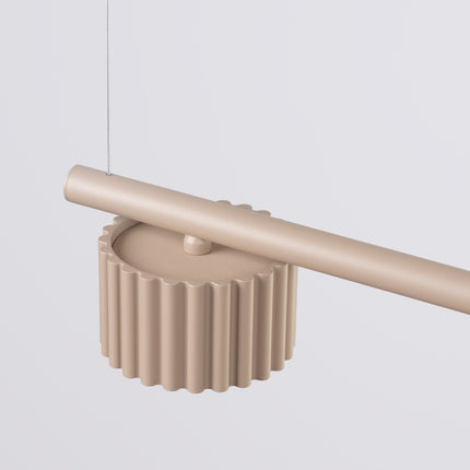 Suspension poutre 4 spots Aura taupe, vue sur fond coloré