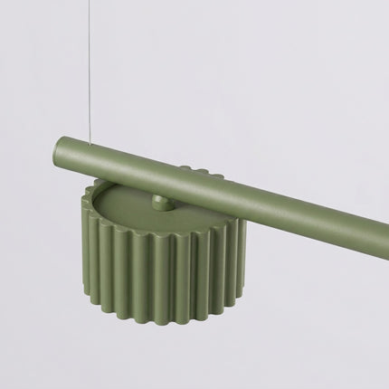 Suspension poutre 4 spots Aura vert olive, vue sur fond coloré