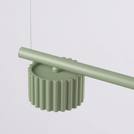 Suspension poutre 4 spots Aura vert sauge, vue sur fond coloré