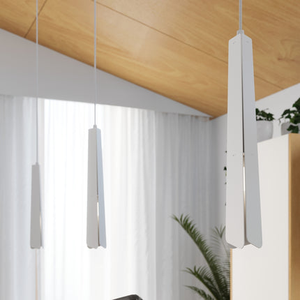Suspension Prisme Moderne 1 Blanche, allumée dans une ambiance tamisée