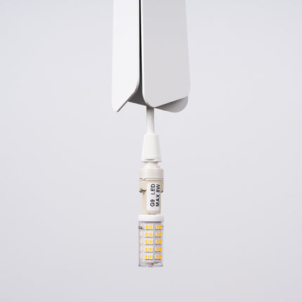 Suspension Prisme Moderne 3 en Ligne Blanche, détail de la pointe du pendentif