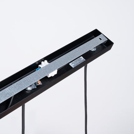 Suspension Prisme Moderne 3 en Ligne Noire, détail du culot et du câble