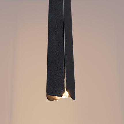 Suspension Prisme Moderne 3 en Ligne Noire, détail de la finition du métal