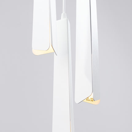Suspension Prisme Moderne 3 Ronde Blanche, détail de la pointe du pendentif