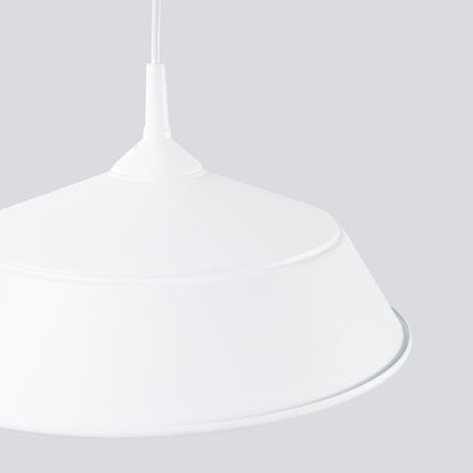 Suspension Pur Frika blanc mat eclairant une chambre avec plantes vertes et coussins colores