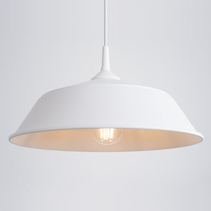 Suspension Pur Frika blanc mat en mise en situation, lumiere chaude diffusee sur le mur