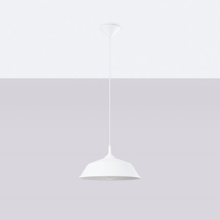 Suspension Pur Frika blanc mat vue de trois quarts sur fond neutre