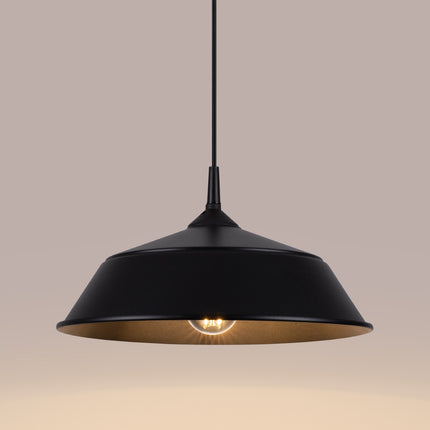 Suspension Pur Frika noir mat en situation au-dessus d'un lit dans une chambre au style scandinave