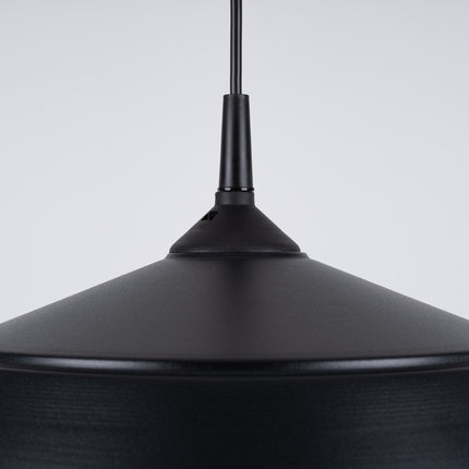 Suspension Pur Frika noir mat integree a une ambiance chambree chaleureuse