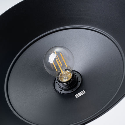 Suspension Pur Frika noir mat vue rapprochee dans un decor cocooning