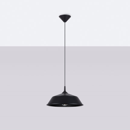 Suspension Pur Frika noir mat vue de face, ampoule allumee, évasé diffusant une lumiere douce