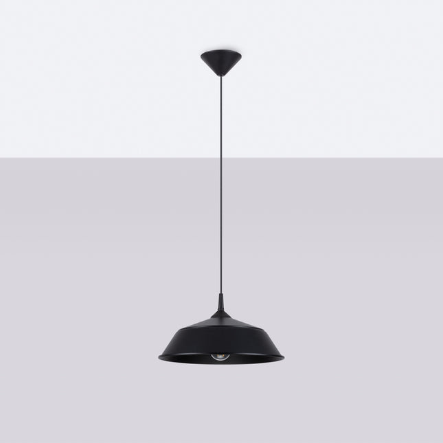 Suspension Pur Frika noir mat vue de face, ampoule allumee, évasé diffusant une lumiere douce