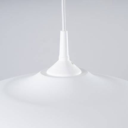 Suspension Pur Gina blanc mat en mise en situation, lumiere chaude diffusee sur le mur
