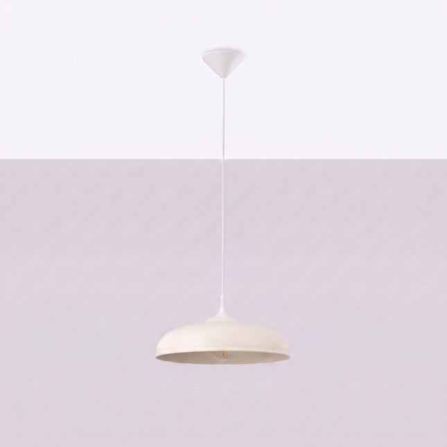 Suspension Pur Gina dôme en acier beige, vue en situation sur fond clair