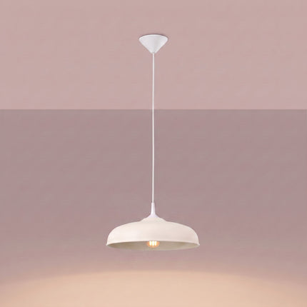 Suspension Pur Gina dôme en acier beige allumée, lumière chaude diffusée