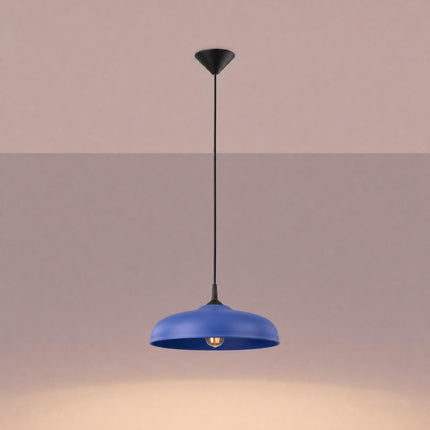 Suspension Pur Gina dôme en acier bleu outremer allumée, lumière chaude diffusée