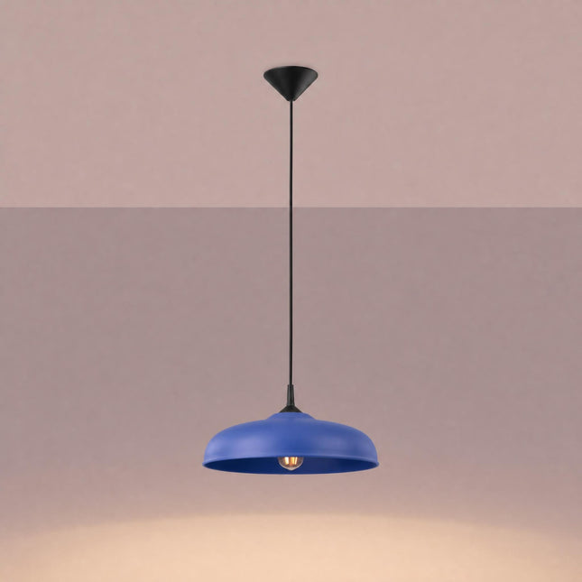 Suspension Pur Gina dôme en acier bleu outremer allumée, lumière chaude diffusée