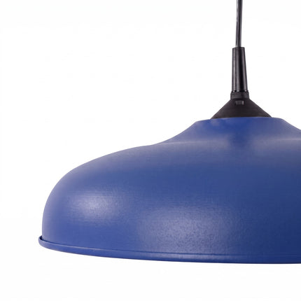 Suspension Pur Gina dôme en acier bleu outremer sur fond coloré, vue de trois quarts