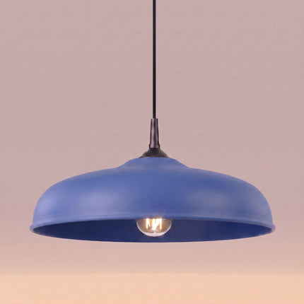 Suspension Pur Gina dôme en acier bleu outremer, vue de détail