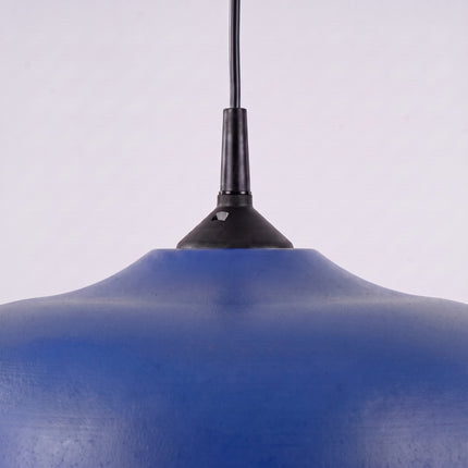 Suspension Pur Gina dôme en acier bleu outremer, détail du système de fixation