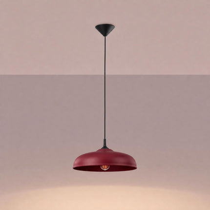 Suspension Pur Gina dôme en acier bordeaux allumée, lumière chaude diffusée