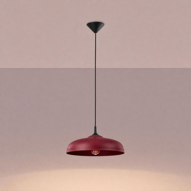 Suspension Pur Gina dôme en acier bordeaux allumée, lumière chaude diffusée
