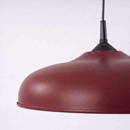 Suspension Pur Gina dôme en acier bordeaux sur fond coloré, vue de trois quarts