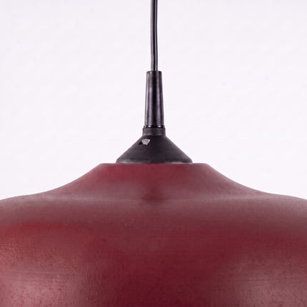 Suspension Pur Gina dôme en acier bordeaux, détail du système de fixation